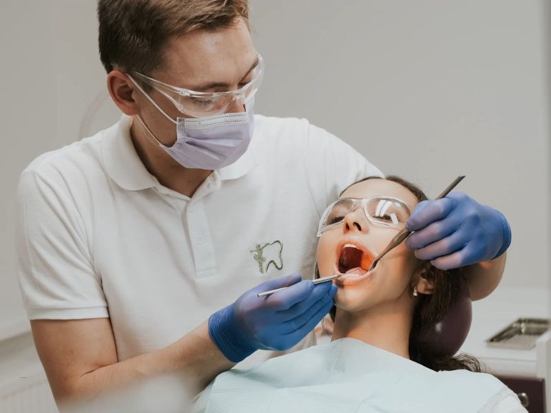 devojka kod zubara na pregledu