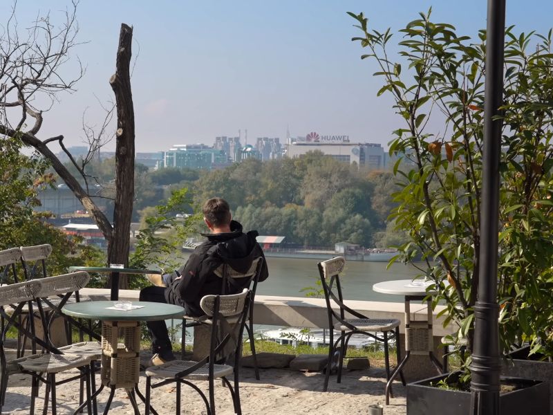 momak sedi u kafiću na kosančićevom vencu