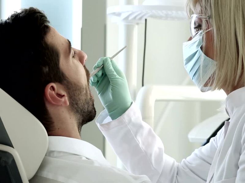 muškarac kod zubarke na pregledu