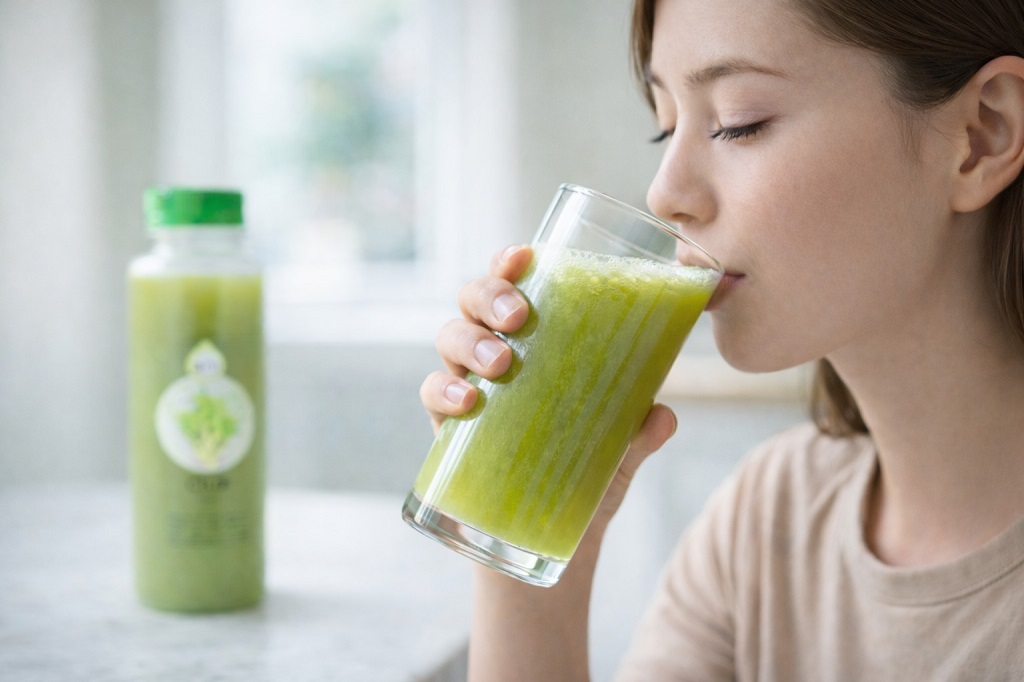 Devojka pije RO sok od celera za detoks organizma za jedan dan