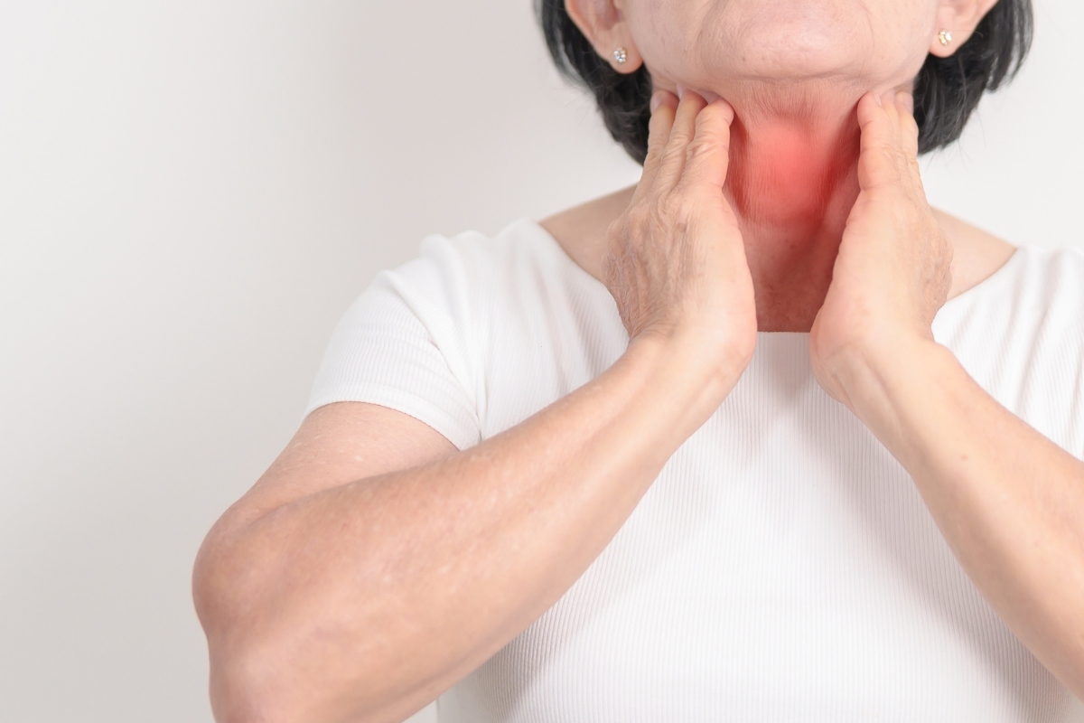 prikaz osobe koja pati od hasimoto sindroma